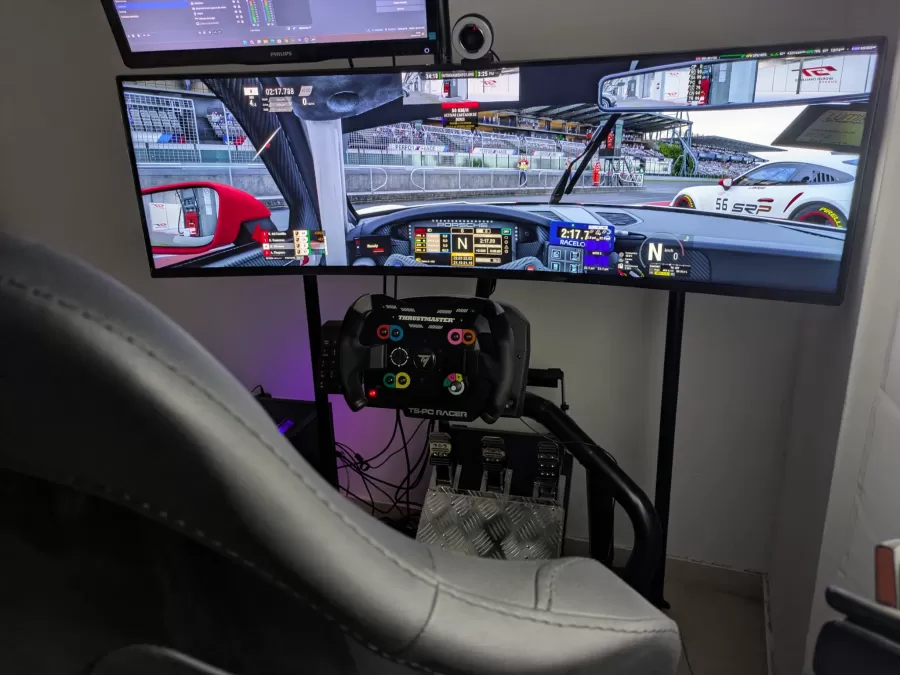Samsung Odyssey G9 montado en simulador de simracing